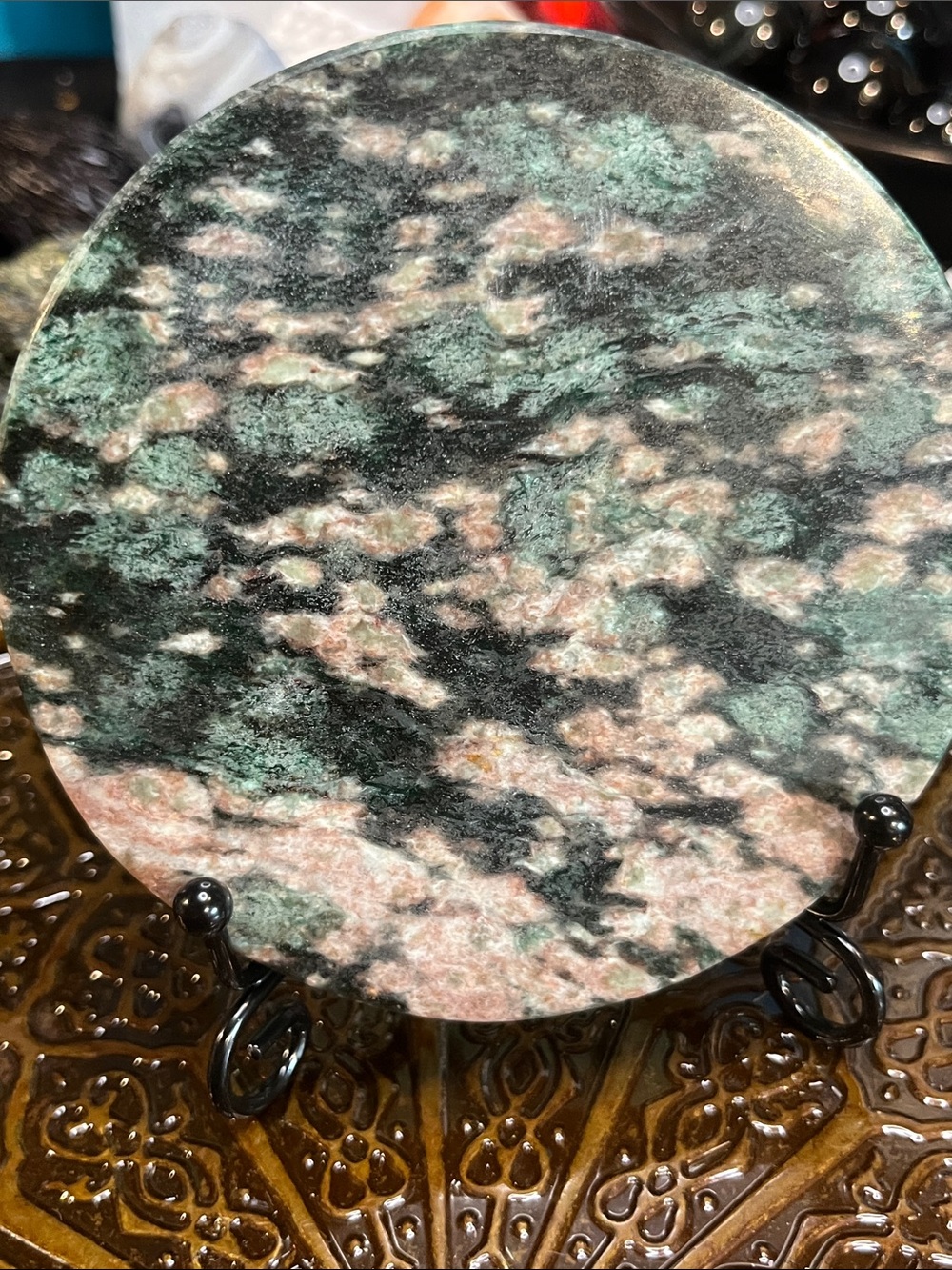 Green mica with pink feldspar round slab with stand - Picture 3 of 3